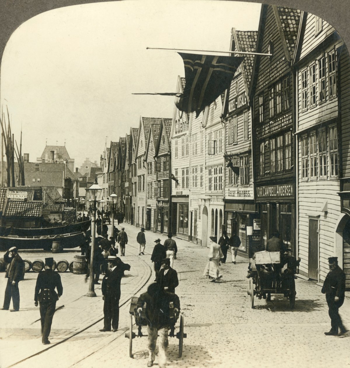 Magazyny wzdłuż nabrzeża w starym mieście Bergen, od wieków wielki targ rybny Norwegii, ok. 1905. autorstwa Unbekannt