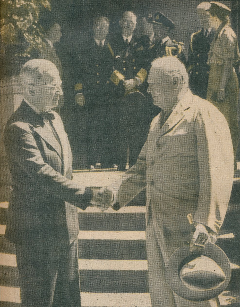 Ciepły uścisk dłoni między premierem a prezydentem, 1945 r. autorstwa Unbekannt