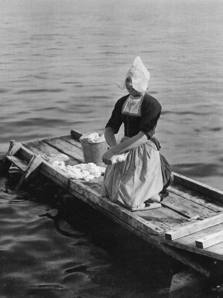 Pranie w Zuider Zee, Volendam, Holandia, c1934 autorstwa Unbekannt