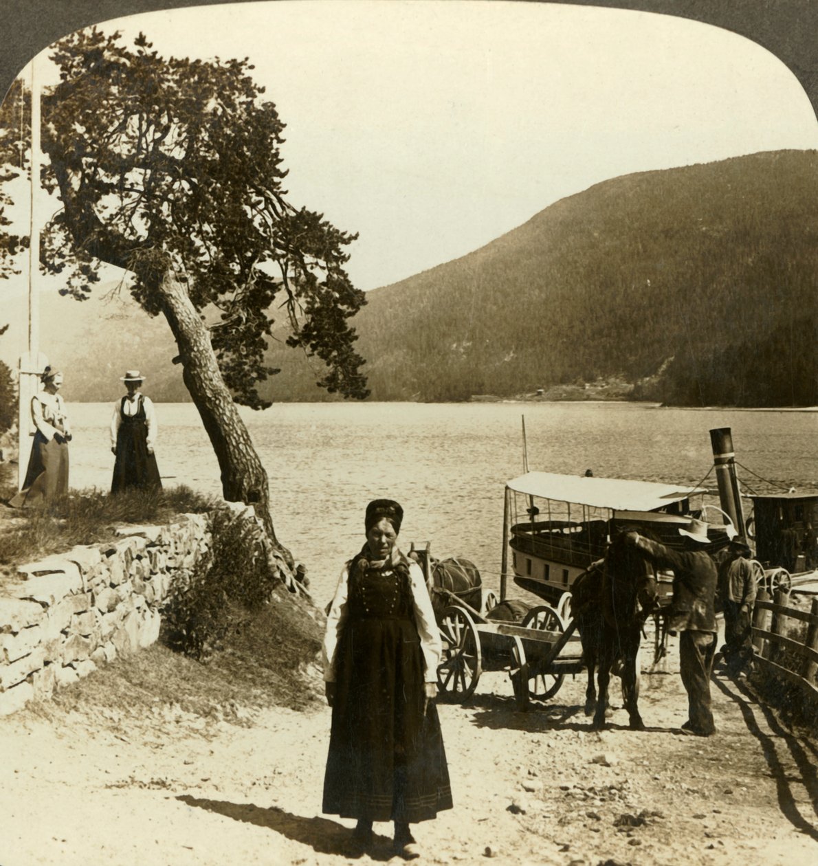 Kiedy parowiec nad jeziorem zawija do molo Tinoset - widok przez Tinsjo na wzgórza, Norwegia, ok. 1905 r. autorstwa Unbekannt