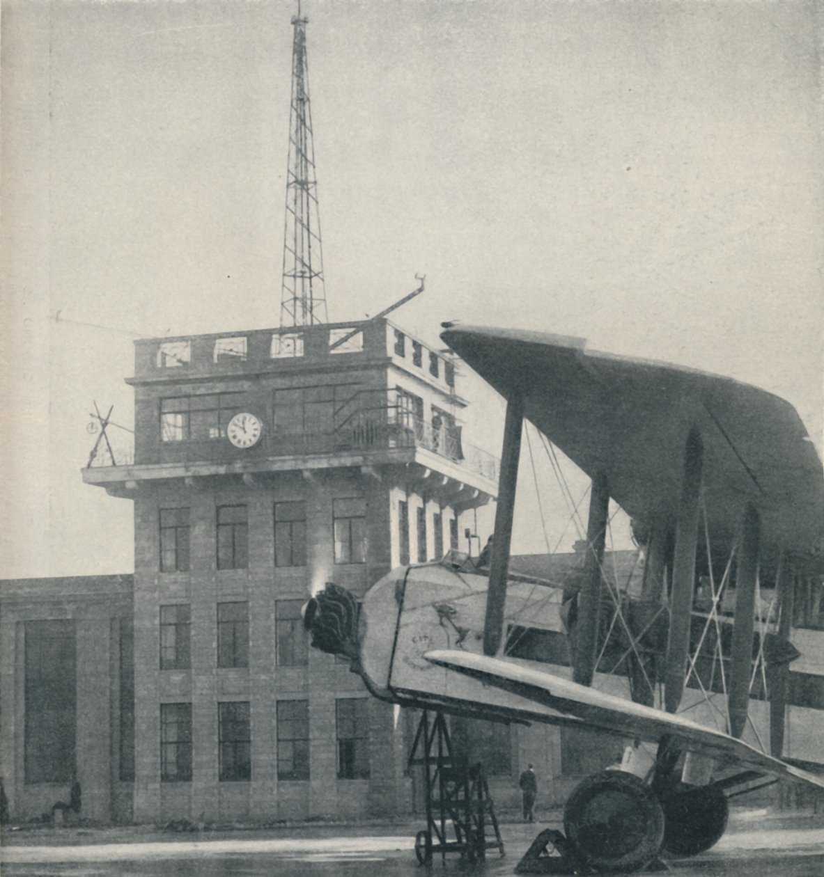 Gdzie oficerowie wielkiego lotniska utrzymują kontakt z latającymi pilotami, c1935 autorstwa Unbekannt