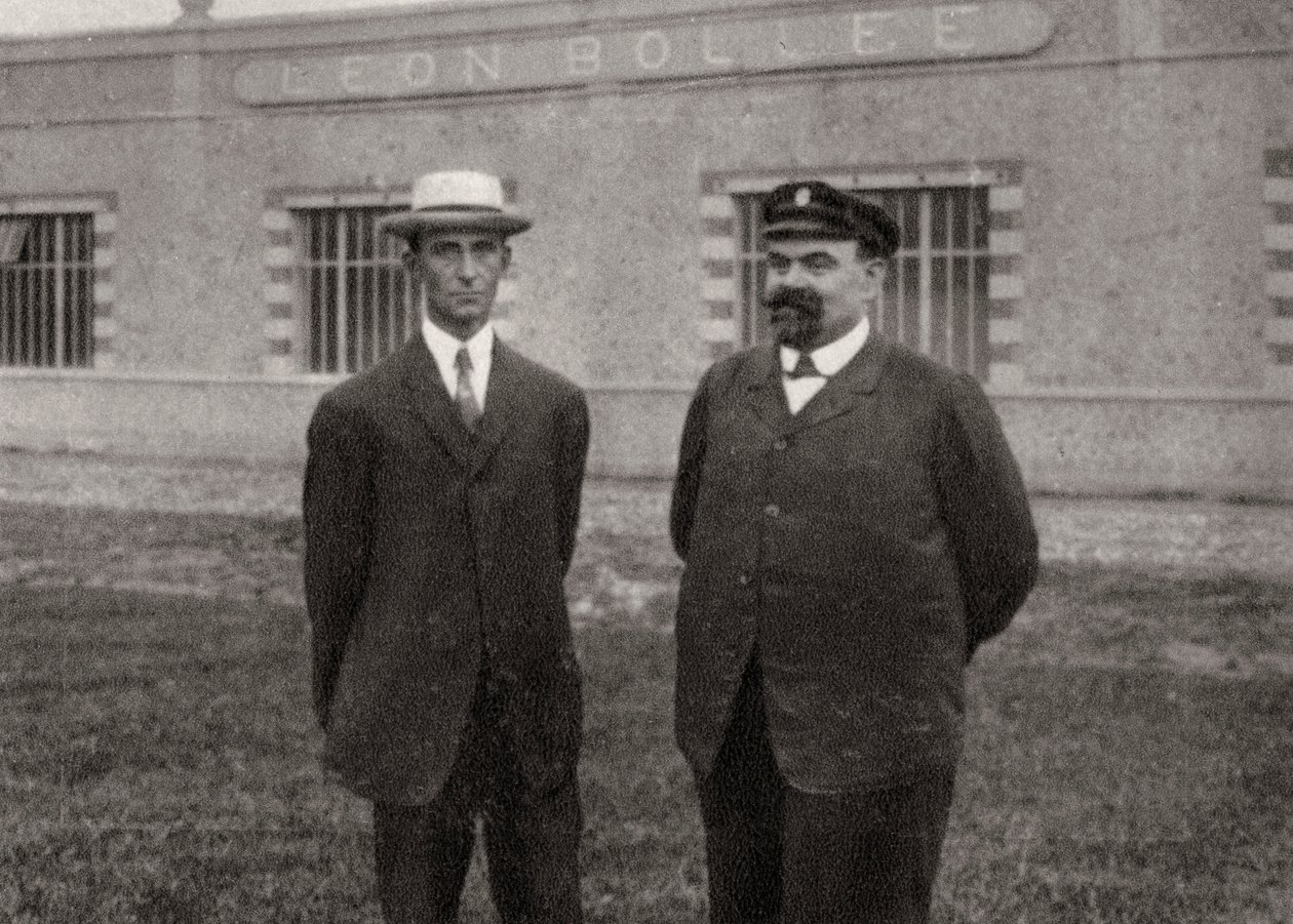 Wilbur Wright, amerykański lotnik i Leon Bollee, francuski wynalazca i producent samochodów, 1908 autorstwa Unbekannt