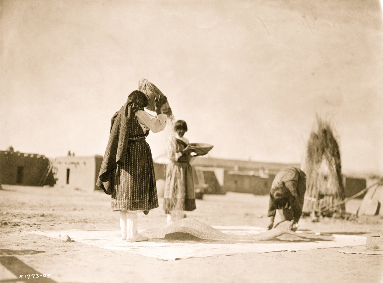 Przesiewanie pszenicy – San Juan 1905 (zdjęcie) autorstwa Unbekannt