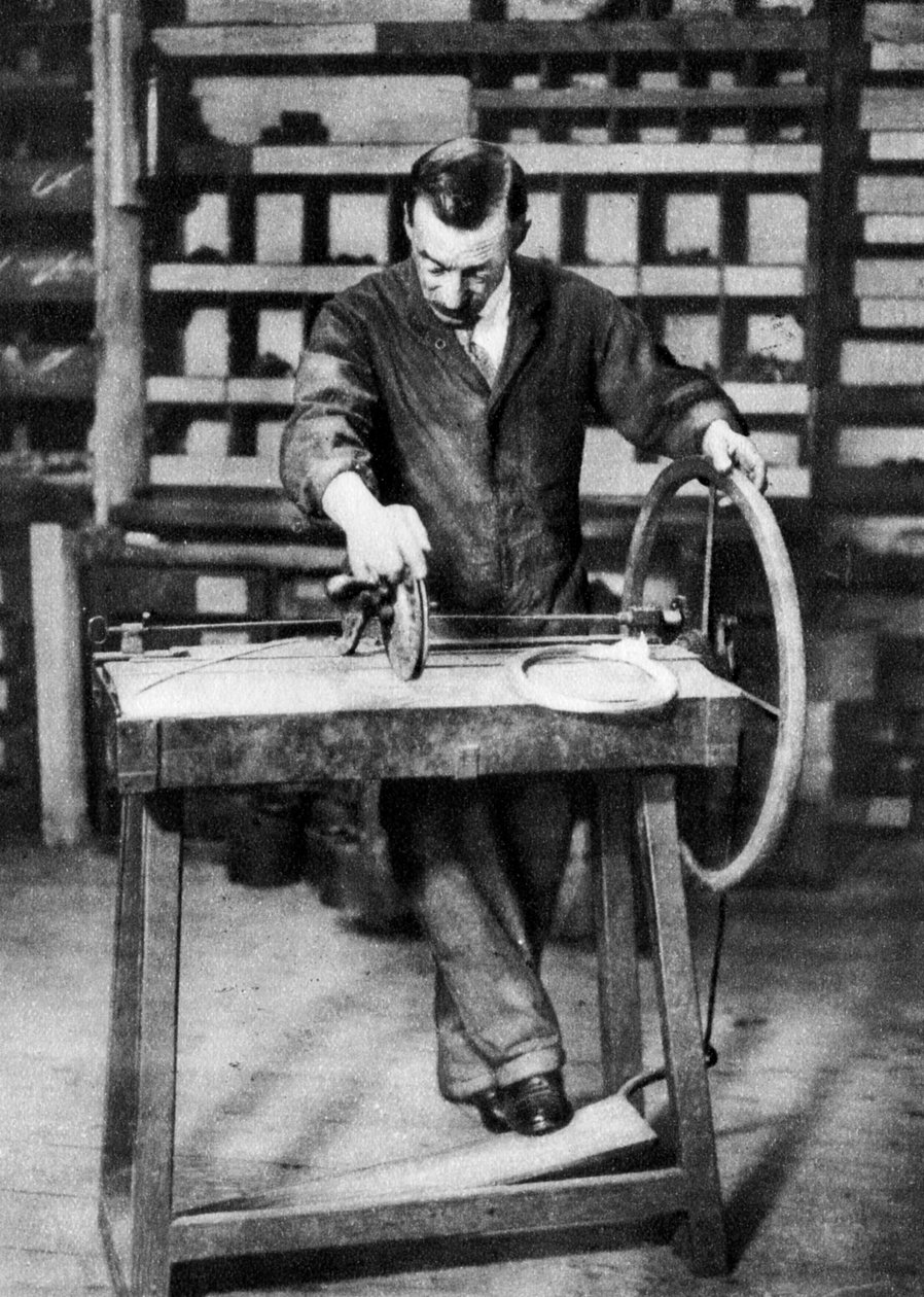 Nawijanie drutu na sprężyny do zamków sprężynowych, Londyn, 1926-1927 autorstwa Unbekannt