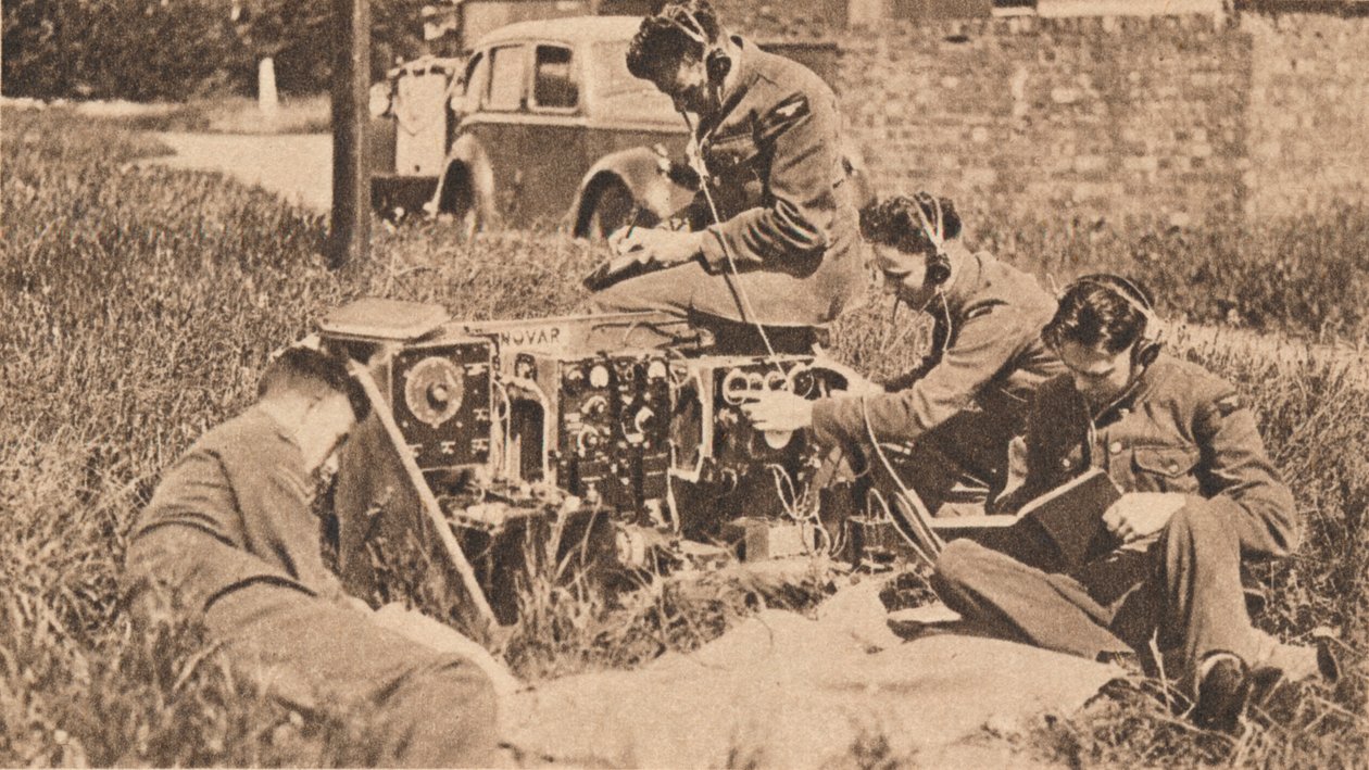 Operator bezprzewodowy wewnątrz najnowszego typu maszyny treningowej, 1940 autorstwa Unbekannt