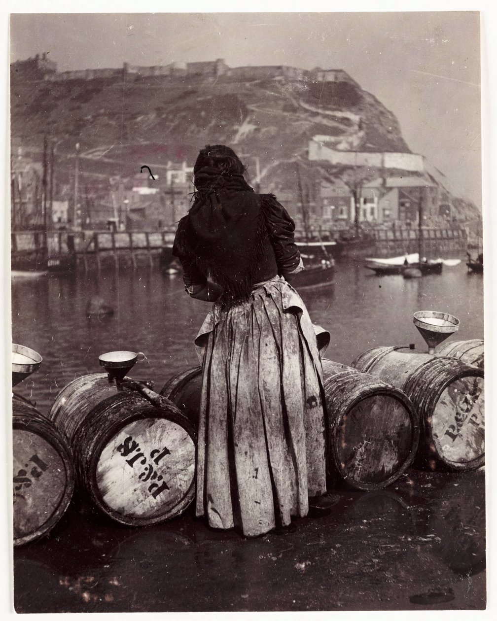 Kobieta i beczki, port Whitby, ok. 1905 autorstwa Unbekannt