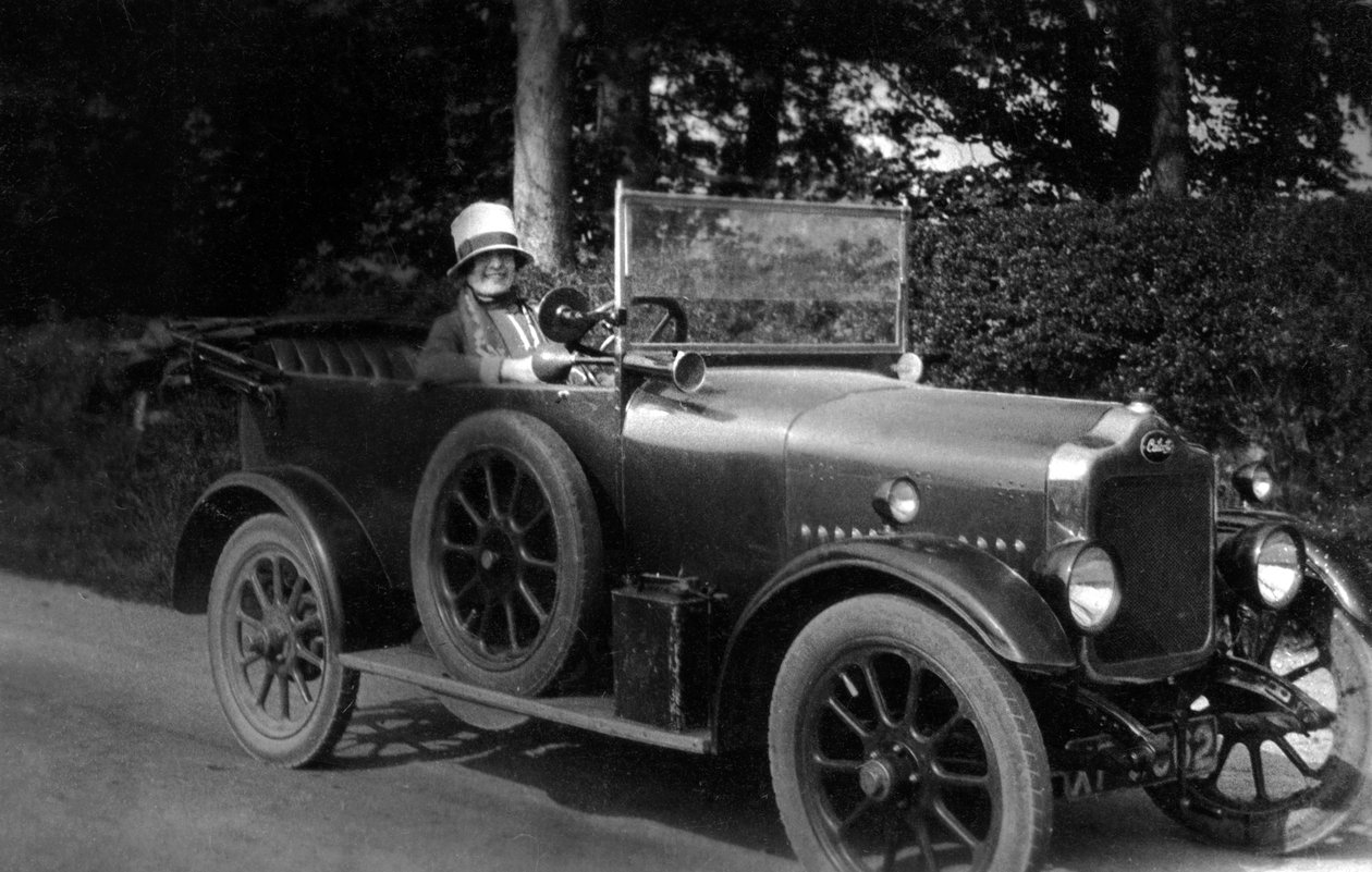 Kobieta prowadząca samochód, 1930 autorstwa Unbekannt