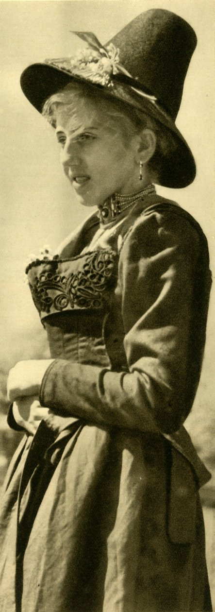 Kobieta w tradycyjnym stroju, Tyrol, Austria, c1935. autorstwa Unbekannt