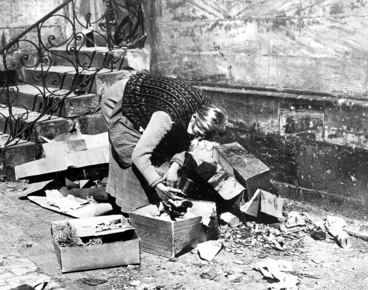 Kobieta szukająca jedzenia, Bayreuth, Niemcy, kwiecień 1945 r. autorstwa Unbekannt