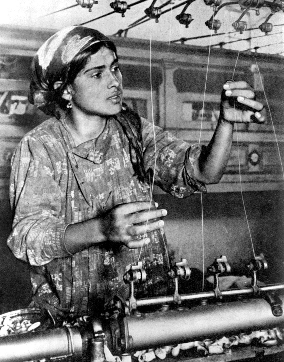 Kobieta pracująca w przemyśle jedwabniczym, Samarkanda, Uzbekistan, 1936 autorstwa Unbekannt