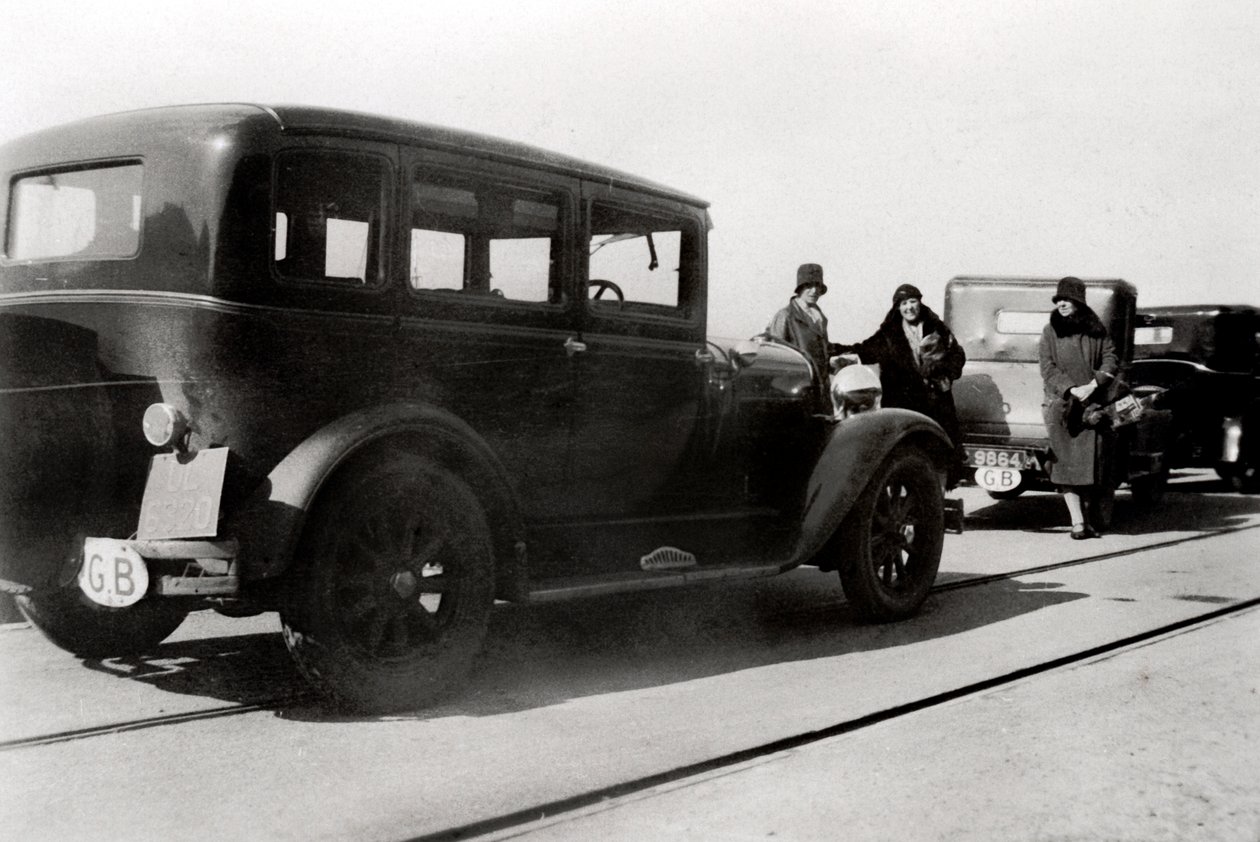 Kobiety i zaparkowane samochody, 1930 autorstwa Unbekannt