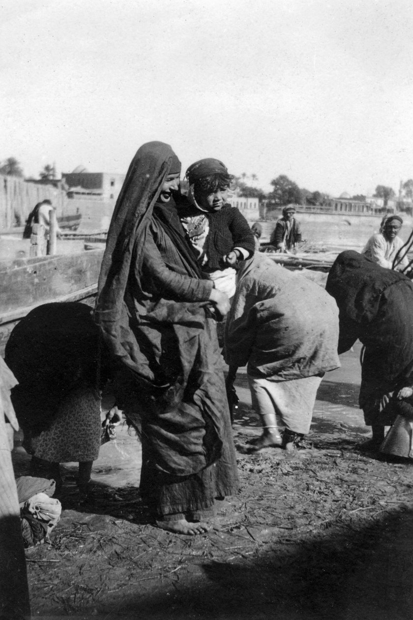Kobiety zbierające wodę na Tygrysie, Bagdad, Irak, 1917-1919 autorstwa Unbekannt