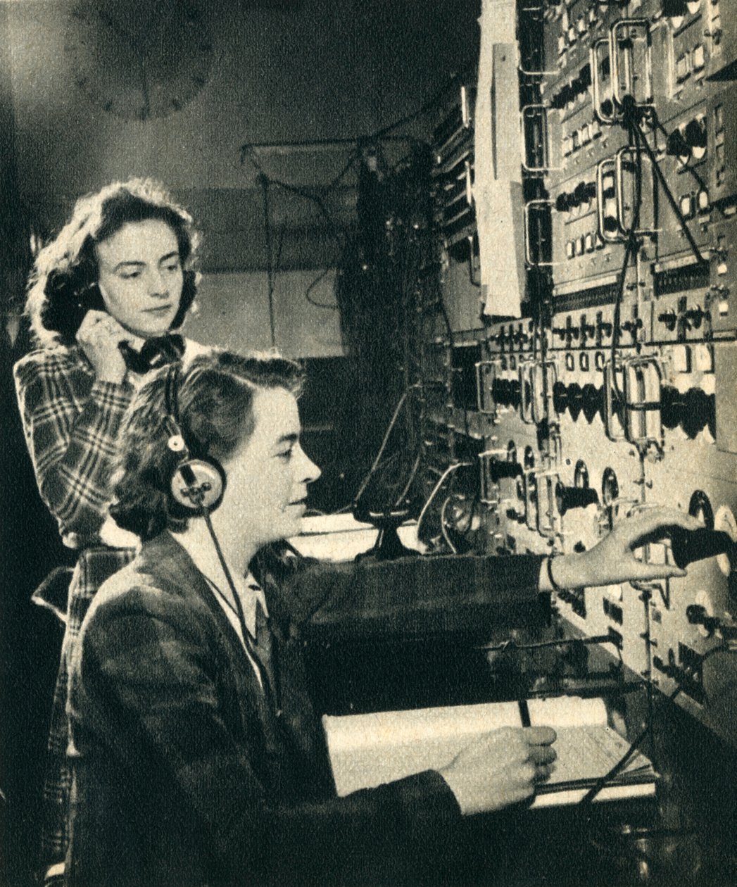 Kobiety przejęły męskie stanowiska. Dyspozytornia BBC jako program trafia na antenę 1942. autorstwa Unbekannt
