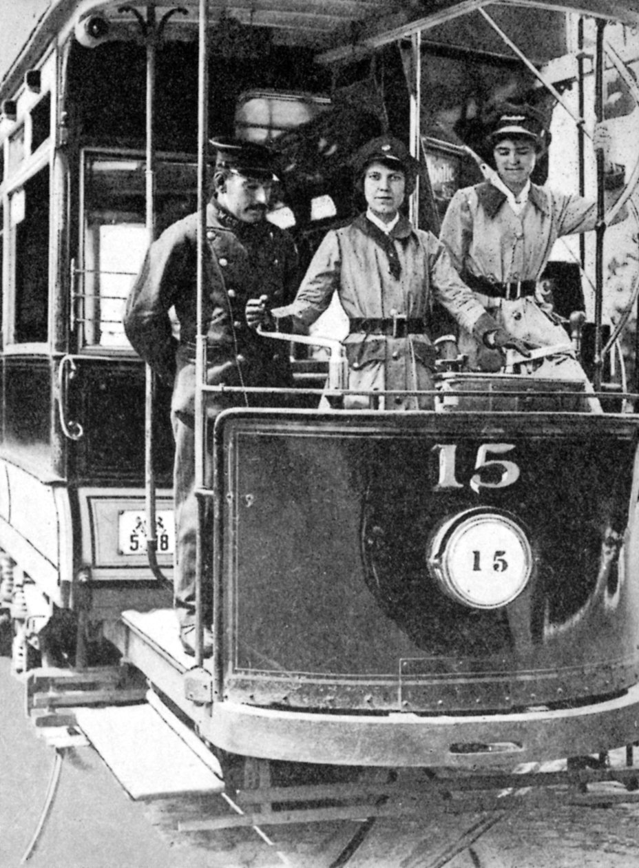 Kobiety uczące się jeździć tramwajem, 1917, 1936 autorstwa Unbekannt
