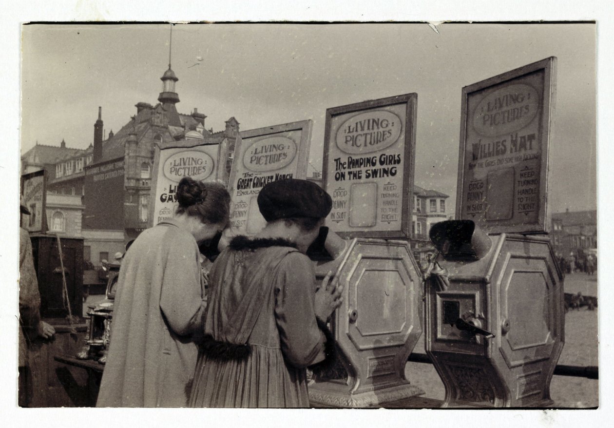 Kobiety patrzące na maszyny „What the Butler Saw”, ok. 1910 r. autorstwa Unbekannt