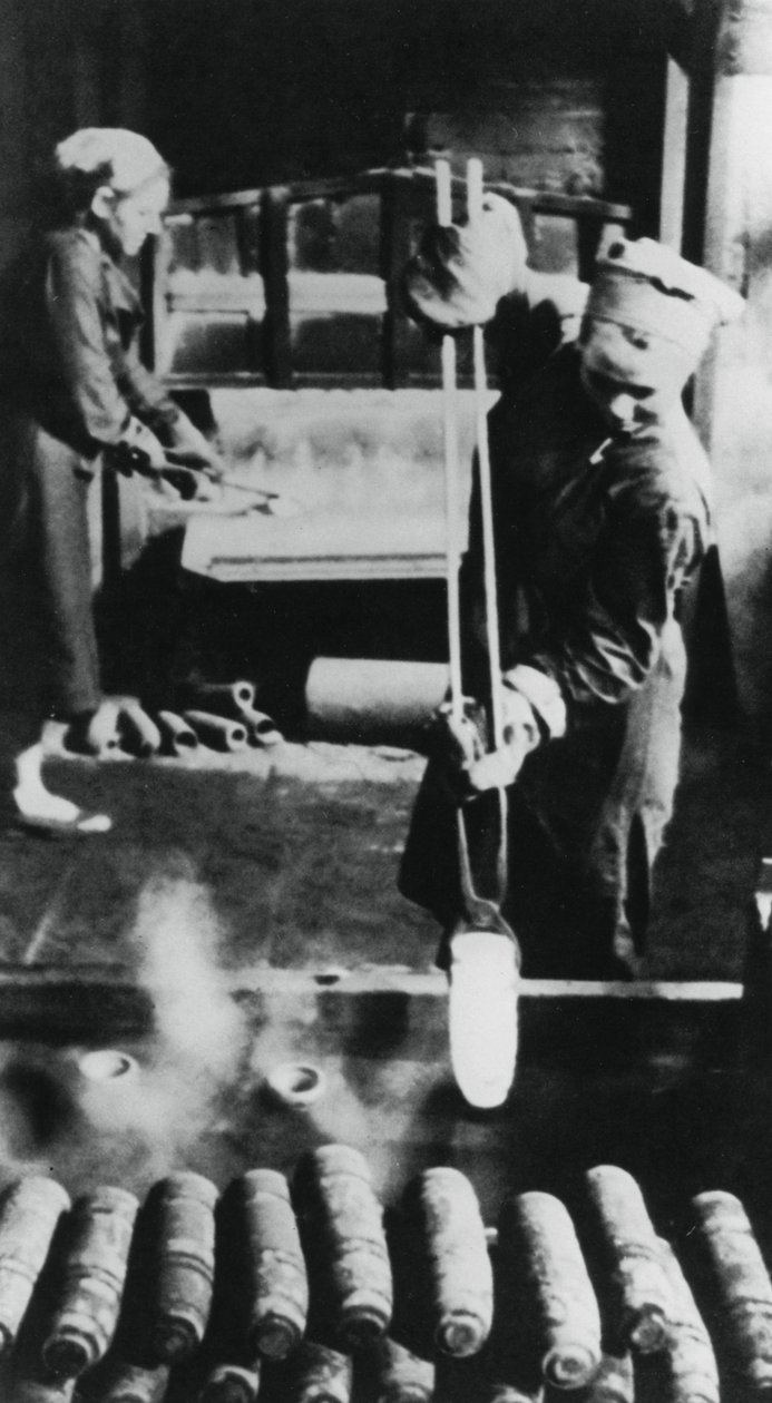 Kobiety produkujące łuski w rosyjskiej fabryce, II wojna światowa, 1943 autorstwa Unbekannt