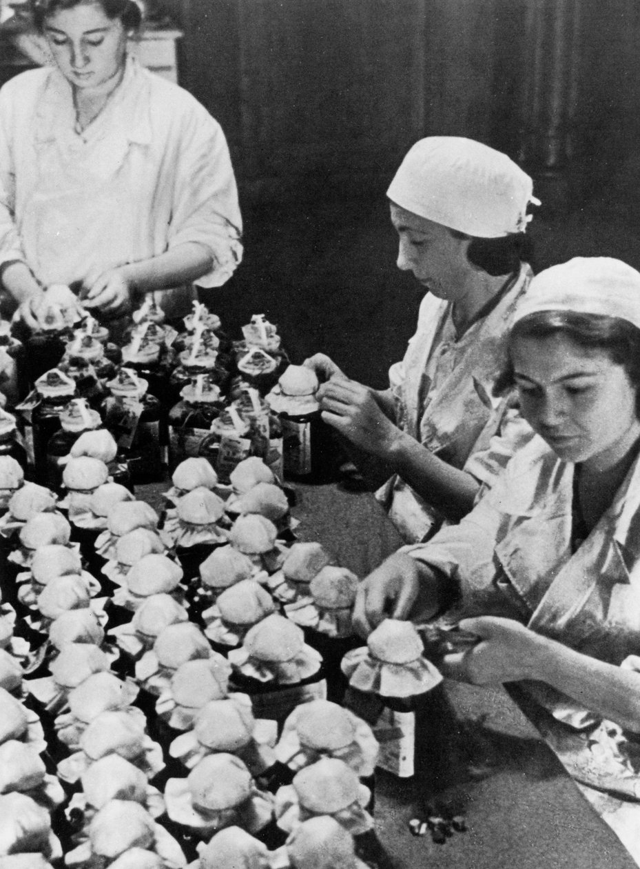 Kobiety zamykające flakony oddanej krwi, II wojna światowa, Moskwa, 1941 autorstwa Unbekannt