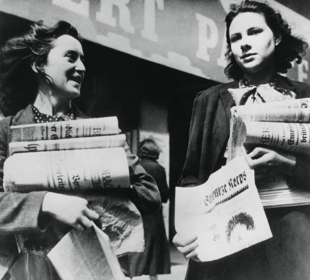 Kobiety sprzedające niemieckie gazety, okupowany przez Niemców Paryż, 19 lipca 1940 autorstwa Unbekannt