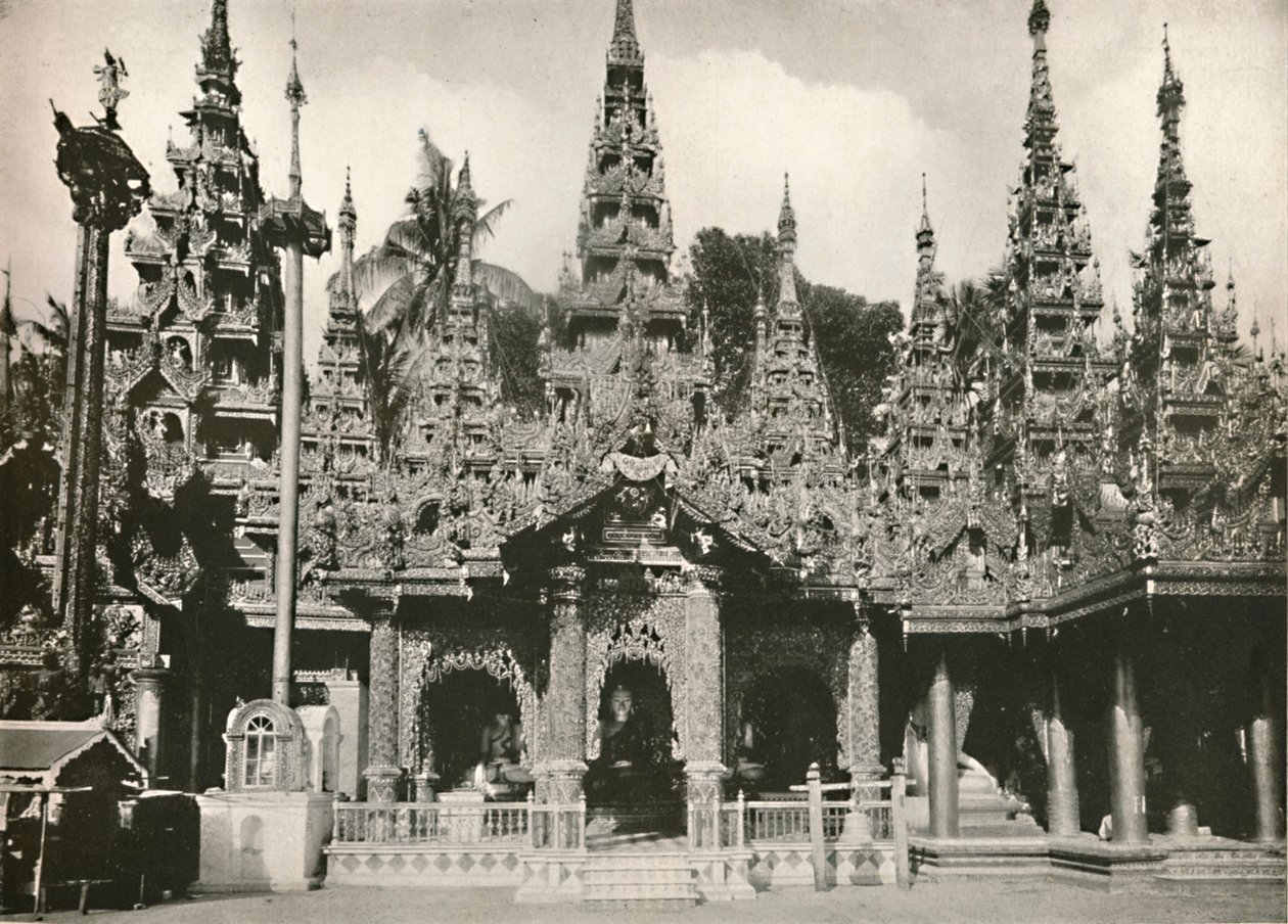 Rzeźbione w drewnie kapliczki ze szklaną mozaiką w pagodzie Shwedagon, Rangun, 1900. autorstwa Unbekannt