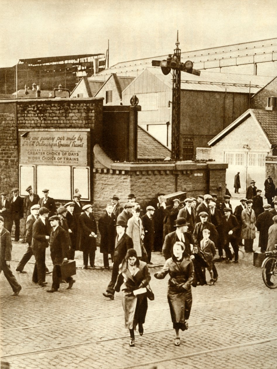 Robotnicy wyjeżdżający... po zawieszeniu budowy Cunarder 534, grudzień 1931, 1935. autorstwa Unbekannt
