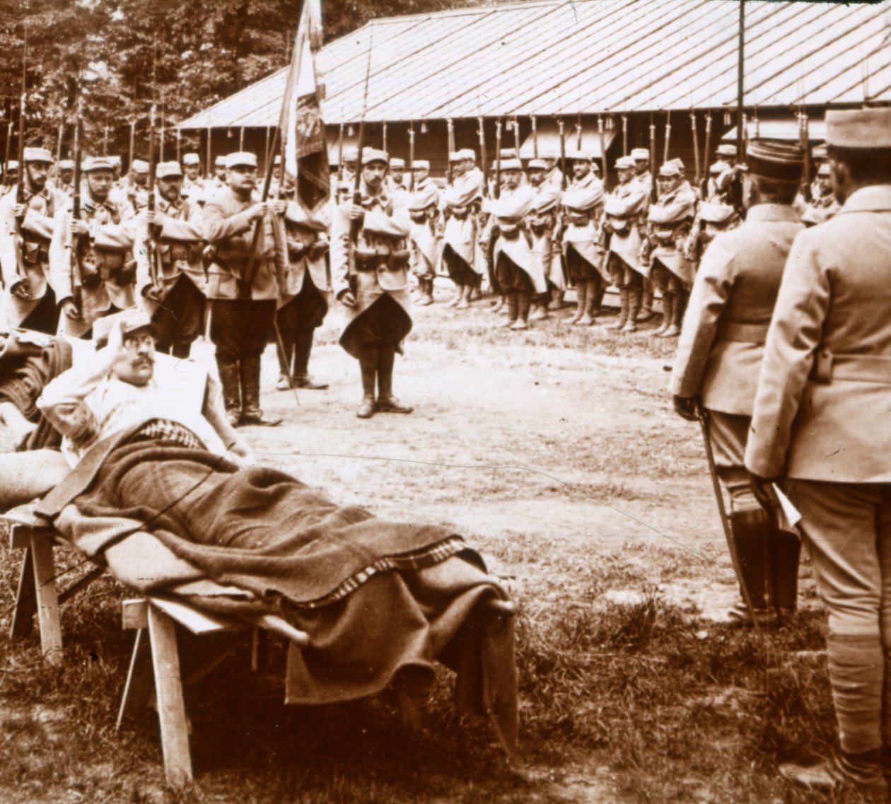 Ranny oficer pozdrawia flagę, c1914-c1918 autorstwa Unbekannt