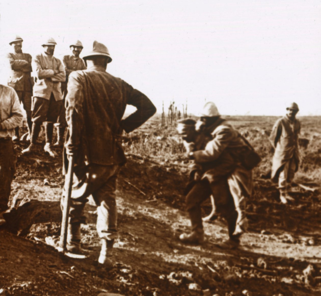 Ranny żołnierz, Haute Chevauchée, północna Francja, c1914-c1918 autorstwa Unbekannt