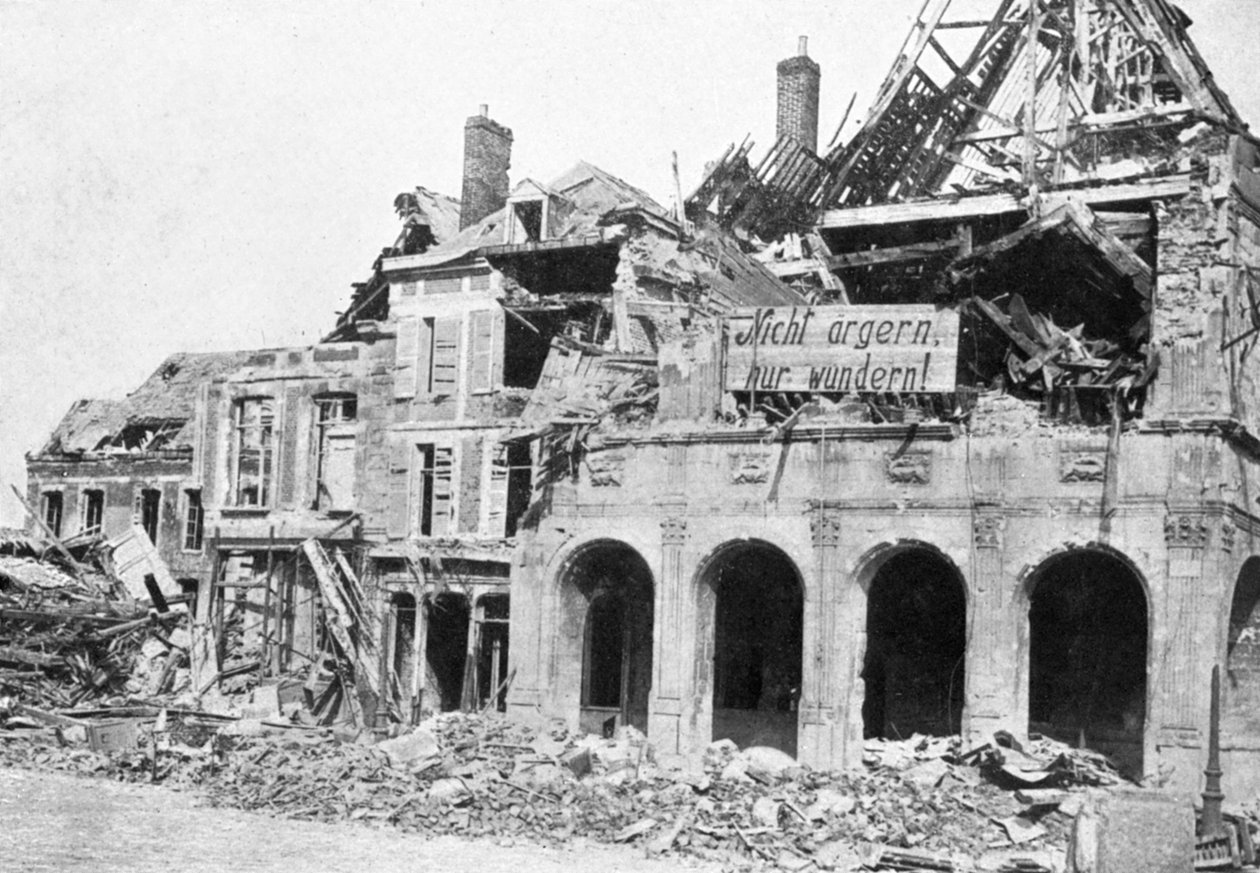 Rozbity budynek, Grande Place, Peronne, Francja, I wojna światowa, 1917, c1920 autorstwa Unbekannt