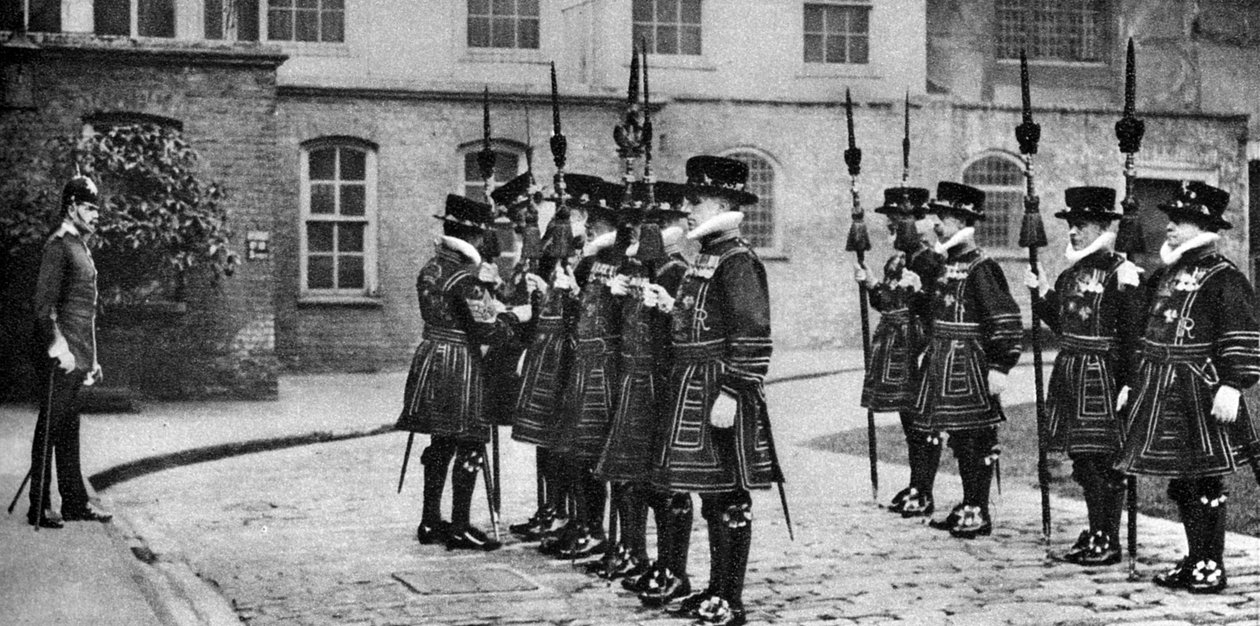 Yeomen Warders na paradzie w Tower of London, 1926-1927 autorstwa Unbekannt