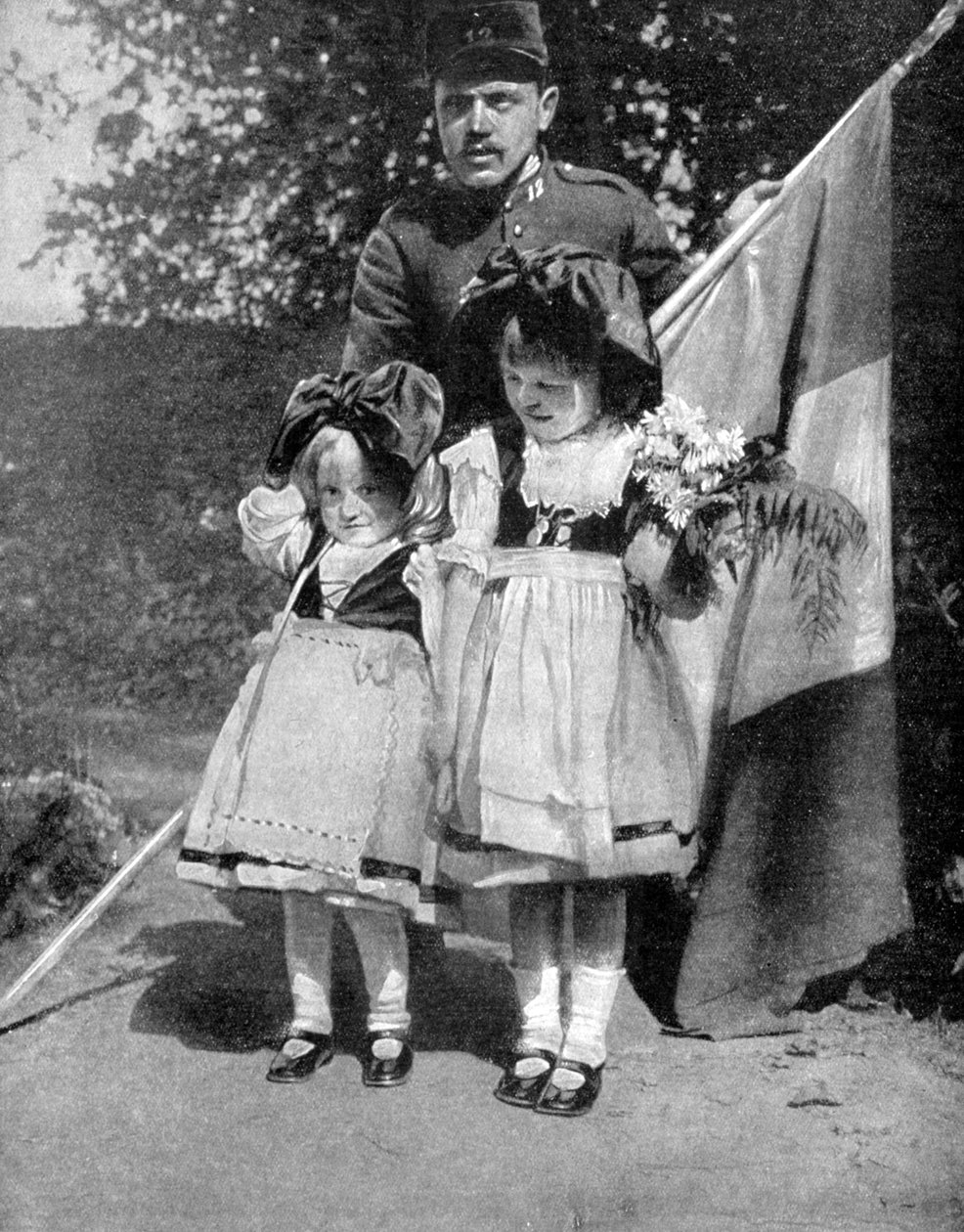 Młode alzackie dzieci w tradycyjnych strojach z francuskim żołnierzem, I wojna światowa, 1915 autorstwa Unbekannt