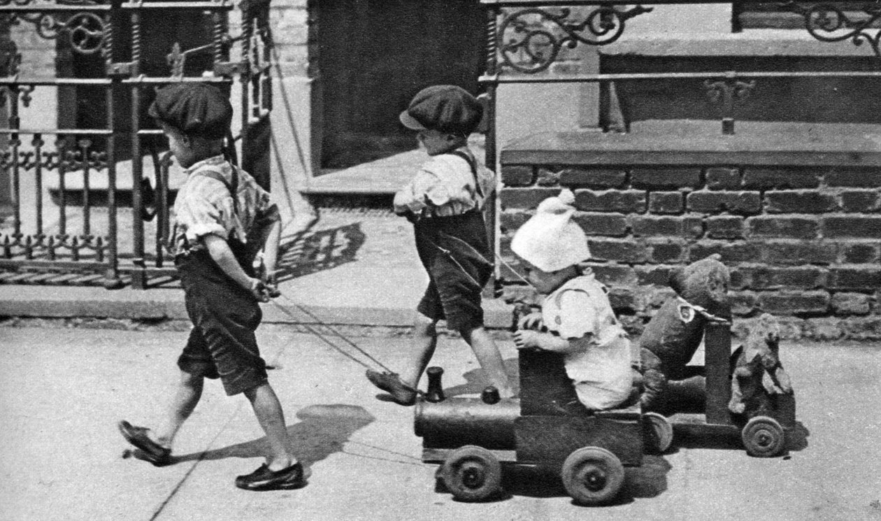 Małe dzieci bawiące się na ulicy, Londyn, 1926-1927 autorstwa Unbekannt