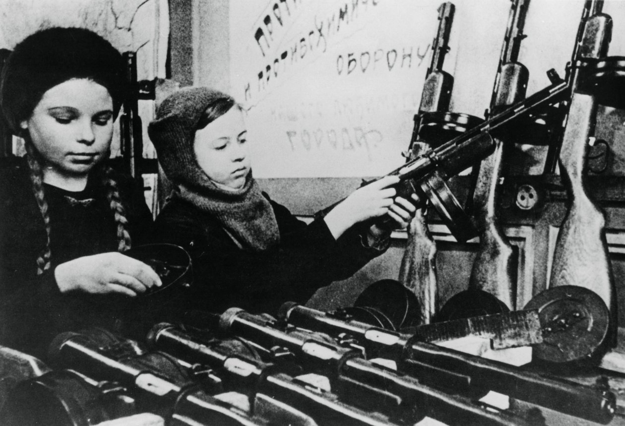 Młode dziewczyny montujące karabiny maszynowe w rosyjskiej fabryce, 1943 autorstwa Unbekannt