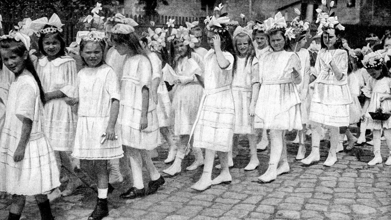 Młode dziewczyny na festiwalu kościelnym, Berlin, Niemcy, 12922 autorstwa Unbekannt