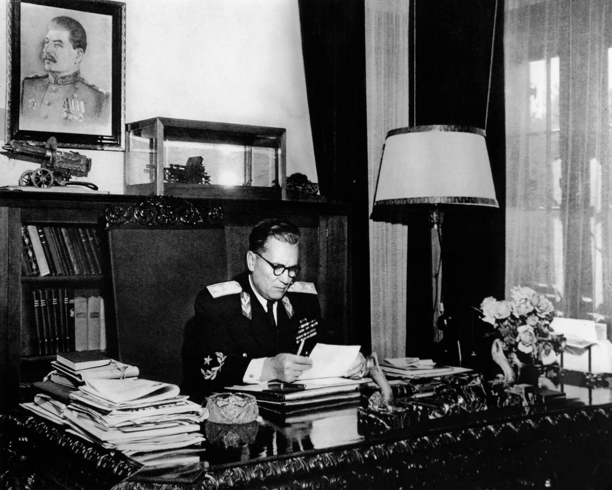 Przywódca jugosłowiański marszałek Josip Broz Tito w swoim biurze, Belgrad, Jugosławia, c1946-c1947. autorstwa Unbekannt