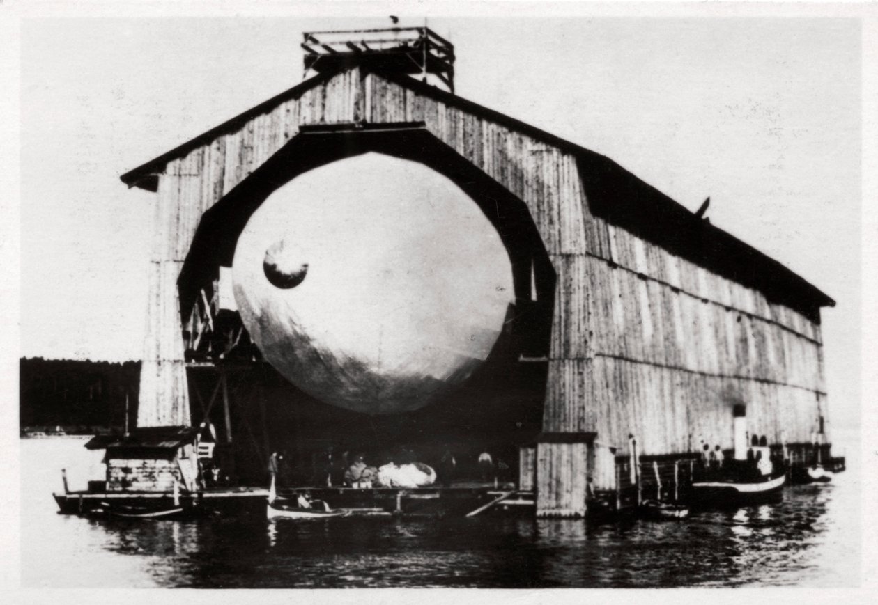 Zeppelin LZ1 w pływającym wieszaku w Manzell, Friedrichshafen, Niemcy, 1900, 1933 autorstwa Unbekannt