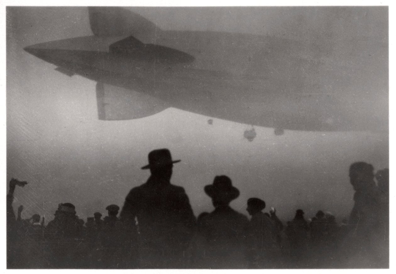 Zeppelin LZ 126 wznoszący się we mgle, c1924-1933 1933 autorstwa Unbekannt