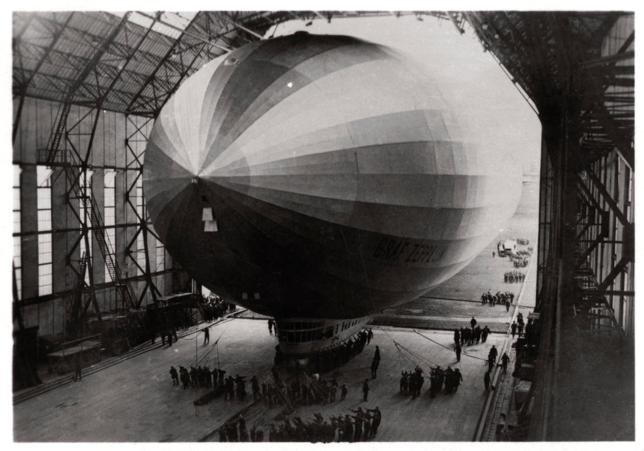 Zeppelin LZ 127 Graf Zeppelin wchodzący do hangaru, 1933 autorstwa Unbekannt