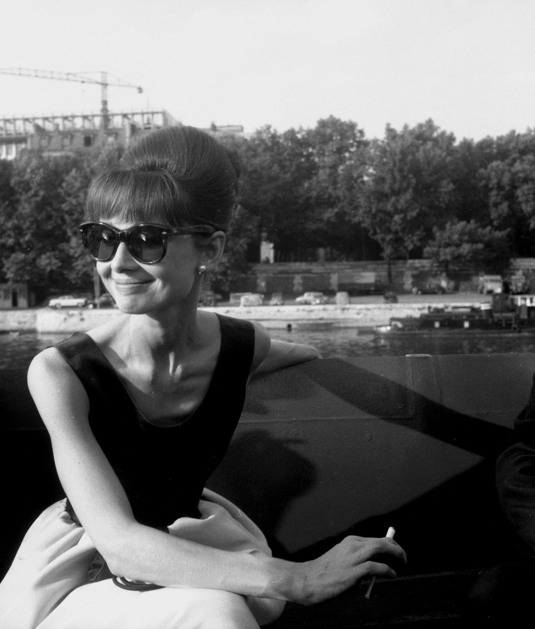Aktorka Audrey Hepburn na planie filmu Paryż „Paryż, gdy skwierczy” 13 lipca 1962 autorstwa Unbekannt Unbekannt