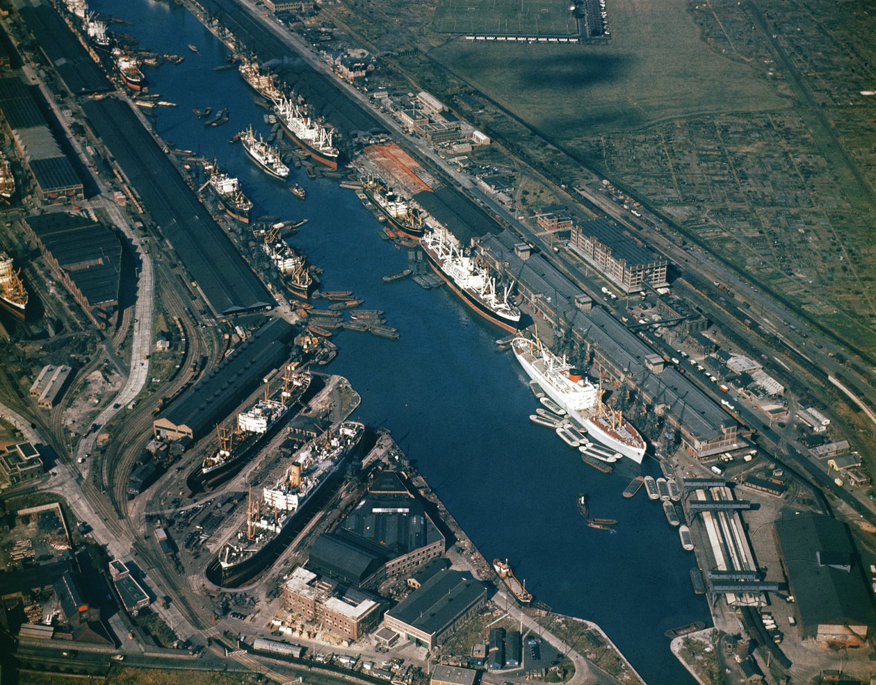 Widok z lotu ptaka na Royal Albert Docks, otwarty w 1880 r autorstwa Unbekannt Unbekannt