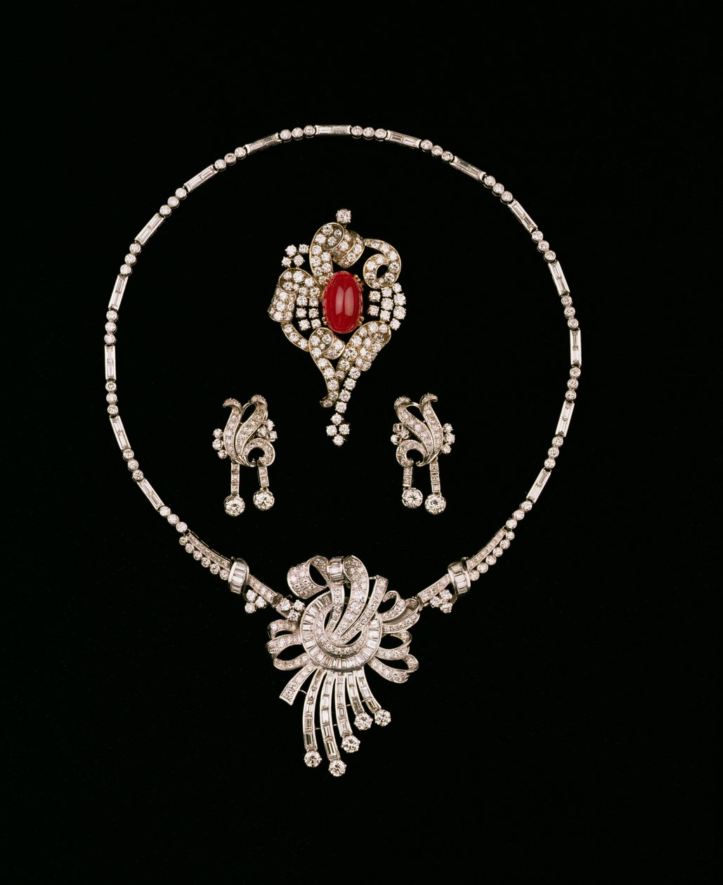 Biżuteria z diamentami w stylu art deco: brylantowa broszka z bagietką, kaboszonowa broszka z rubinem i brylantem, kolczyki z brylantami autorstwa Unbekannt Unbekannt