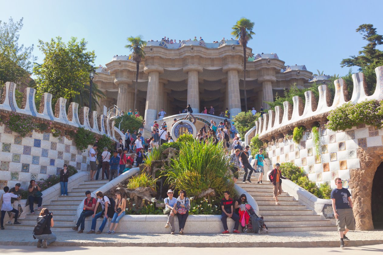 Barcelona, Hiszpania. Wejście do Parc Güell, wpisanego na Listę Światowego Dziedzictwa UNESCO, zaprojektowanego przez Antoniego Gaudiego. autorstwa Unbekannt Unbekannt