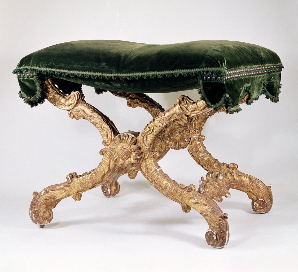 Regencja francuska (1700-1720) Taboret X-frame, pozłacany z tapicerowanym siedziskiem, motywem liści i płomieni, słonecznik na przecięciu autorstwa Unbekannt Unbekannt