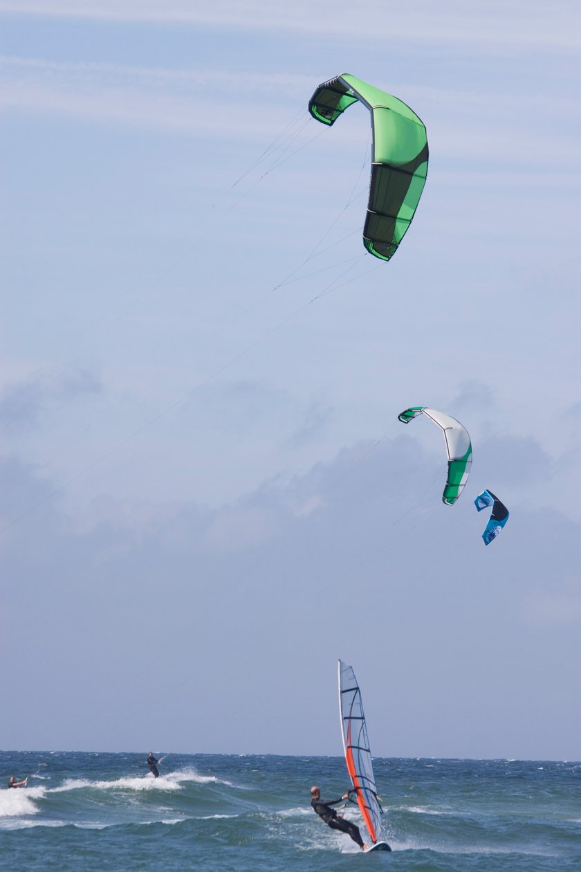 Niemcy, stan Szlezwik-Holsztyn, wyspa Sylt, surfing na spadochronie i windsurfing na falach na morzu autorstwa Unbekannt Unbekannt