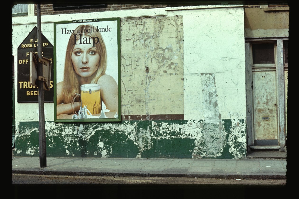 Have a Cool Blonde Harp, Kilburn, 1966 (zdjęcie) autorstwa Unbekannt Unbekannt