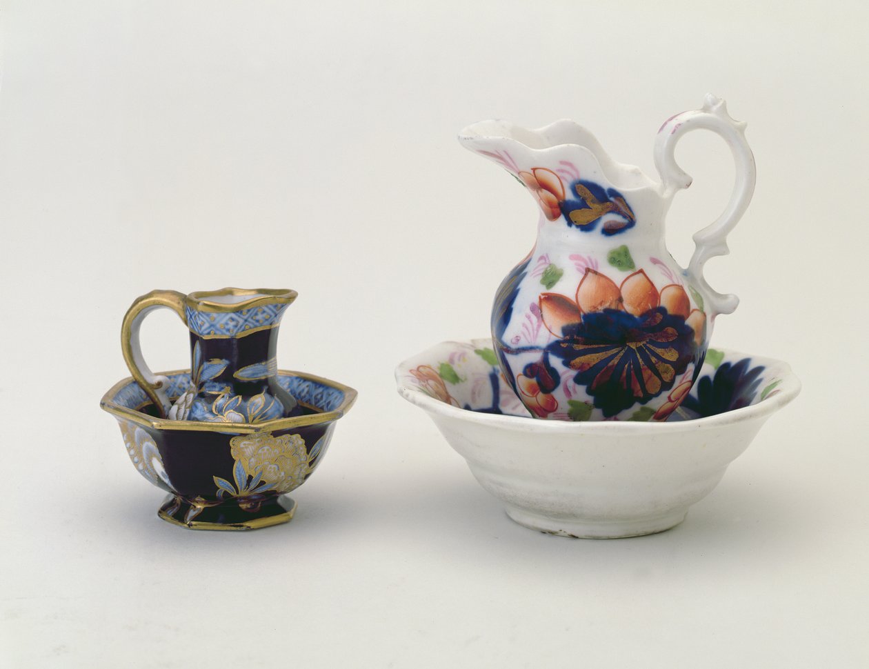 Po lewej: dzbanek i umywalka Crown Staffordshire, po prawej: dzbanek i umywalka z tralkami w stylu walijskim (ceramiczne) autorstwa Unbekannt Unbekannt