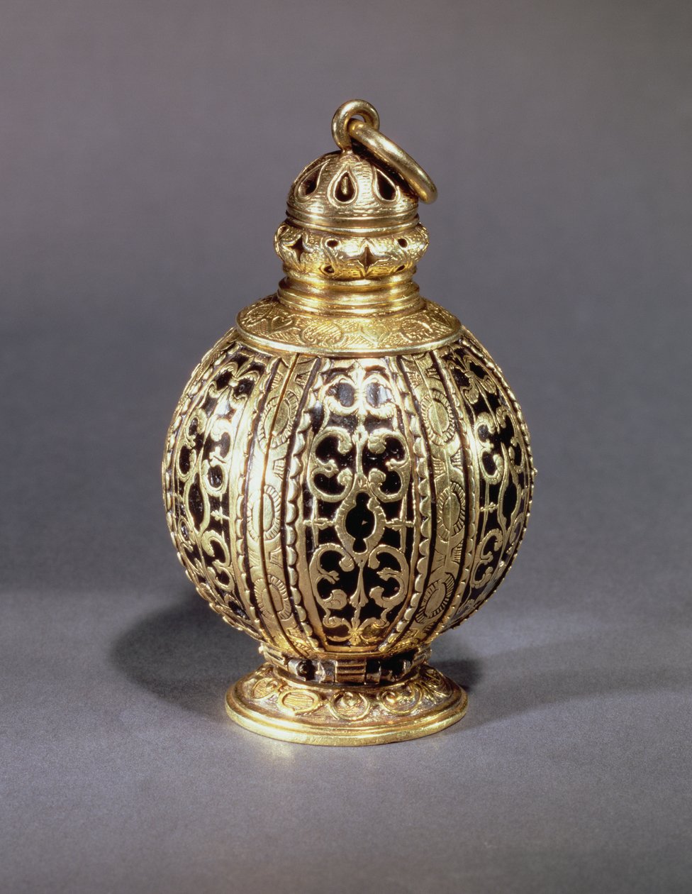 Pomander, ozdobiony rzeźbionym zawijasem otaczającym czarną emalię, posrebrzany, prawdopodobnie angielski, ok. 1580 autorstwa Unbekannt Unbekannt