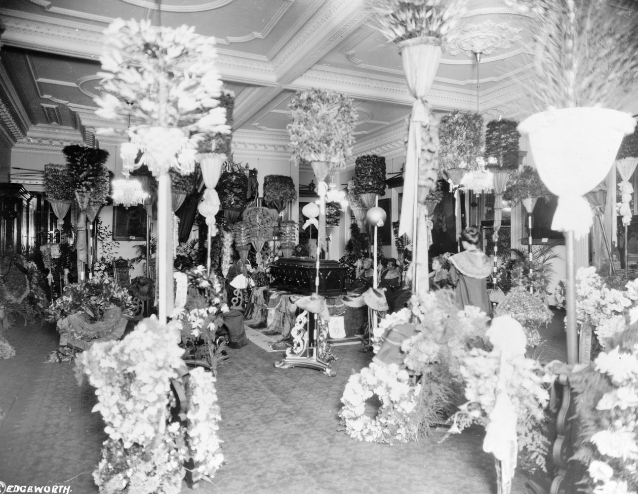 Trumna królowej Liliuokalani w sali tronowej pałacu Iolani, Honolulu, 1917 autorstwa Unbekannt Unbekannt