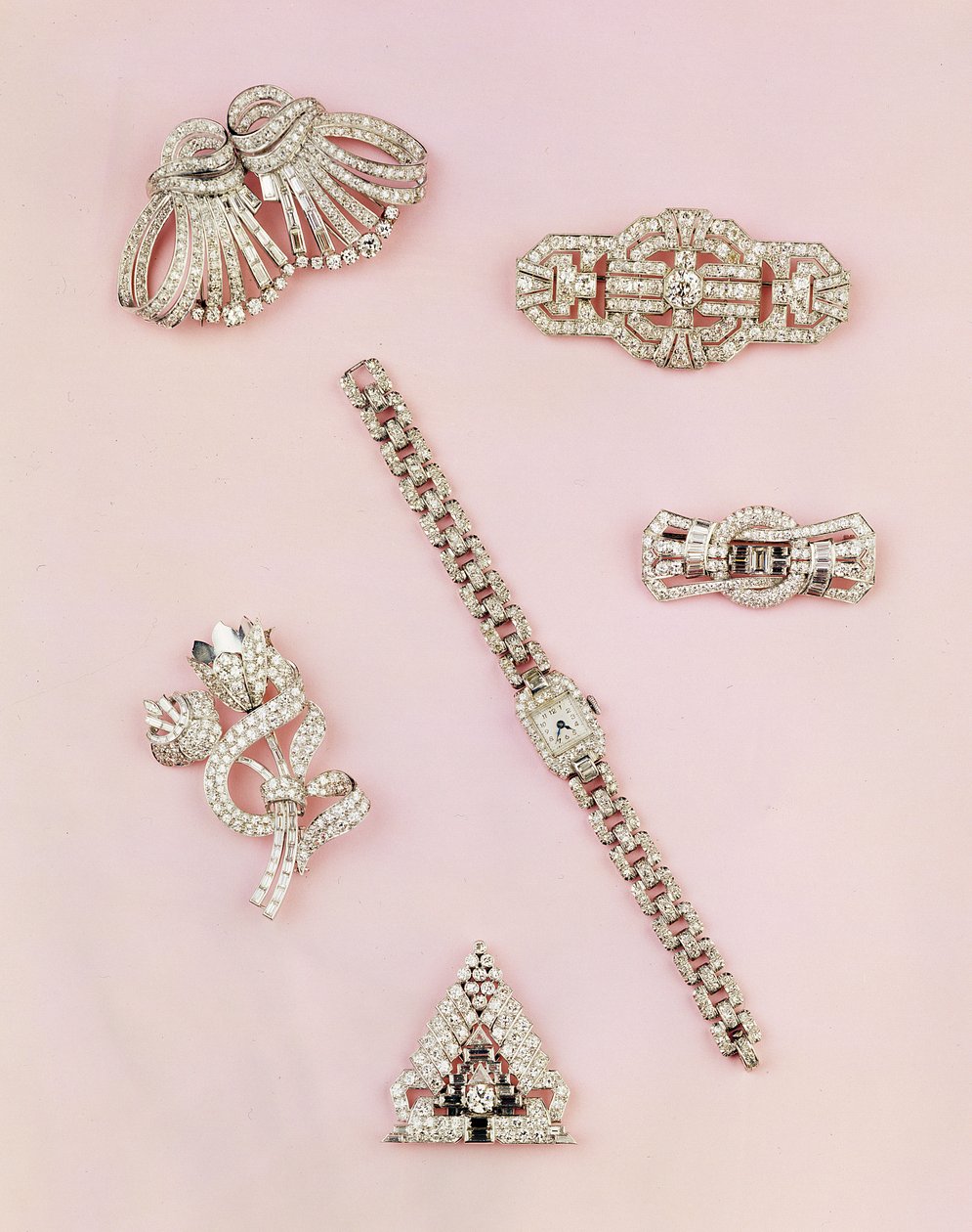 Wybór biżuterii diamentowej: bagietka i diamentowa broszka w sprayu w kształcie markizy; Diamentowy klips Art Deco; broszka panelowa z diamentami; Ladys podłużna koperta diamentowy zegarek autorstwa Unbekannt Unbekannt