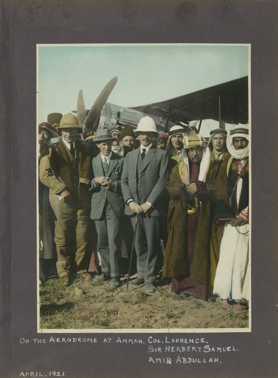 T.E. Lawrence, Sir Herbert Samuel i Amir Abdullah na lotnisku w Ammanie, Jordania, 1921 (odbitka ręcznie kolorowana) autorstwa Unbekannt Unbekannt