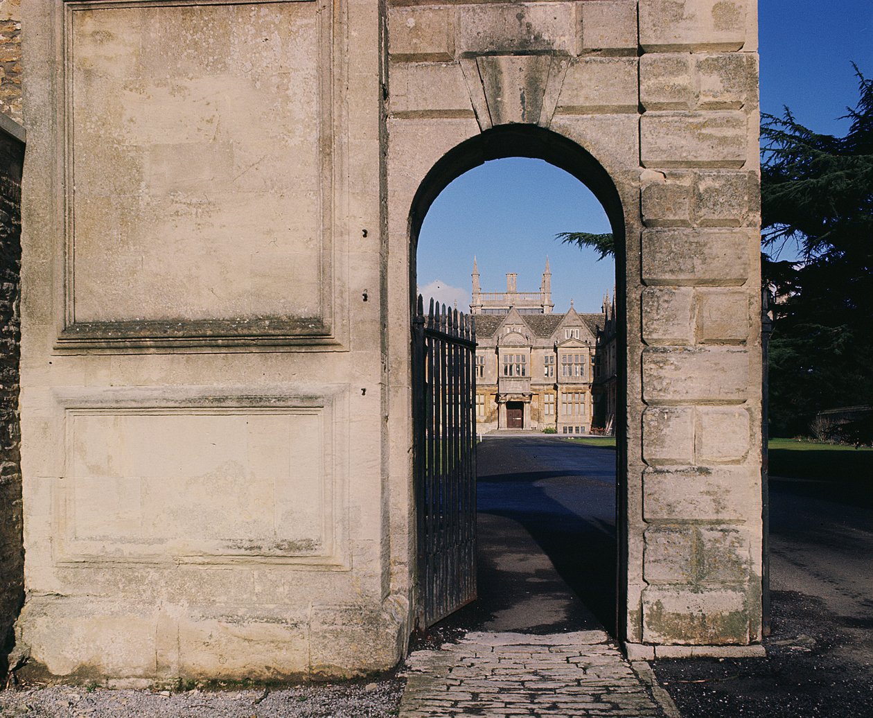 Widok na front południowy przez bramę, Corsham Court, Wiltshire autorstwa Unbekannt Unbekannt
