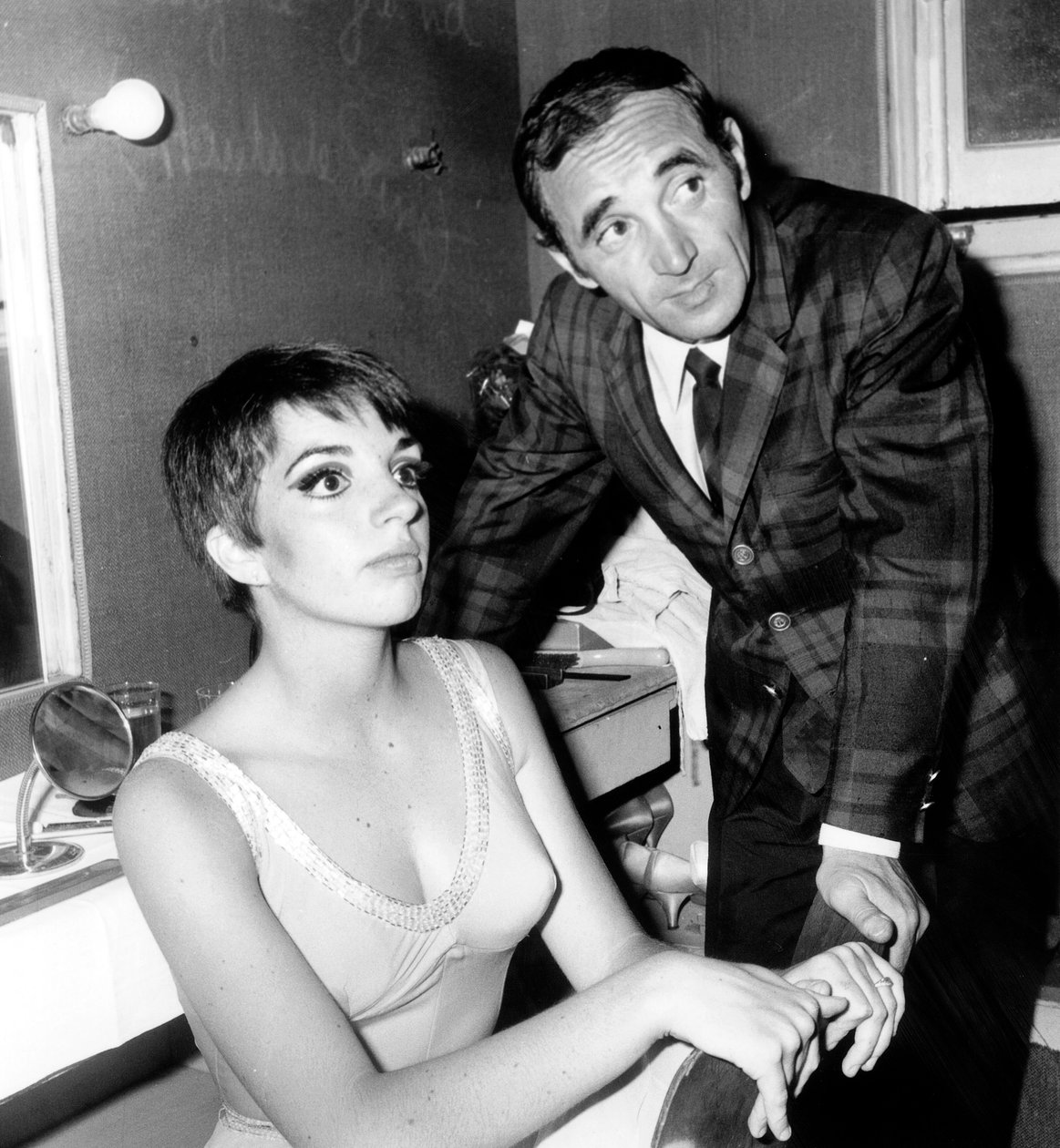 Francuski piosenkarz Charles Aznavour gratuluje Lizy Minnelli za kulisami w Olimpii 16 maja 1966 r. autorstwa Unbekannt Unbekannt